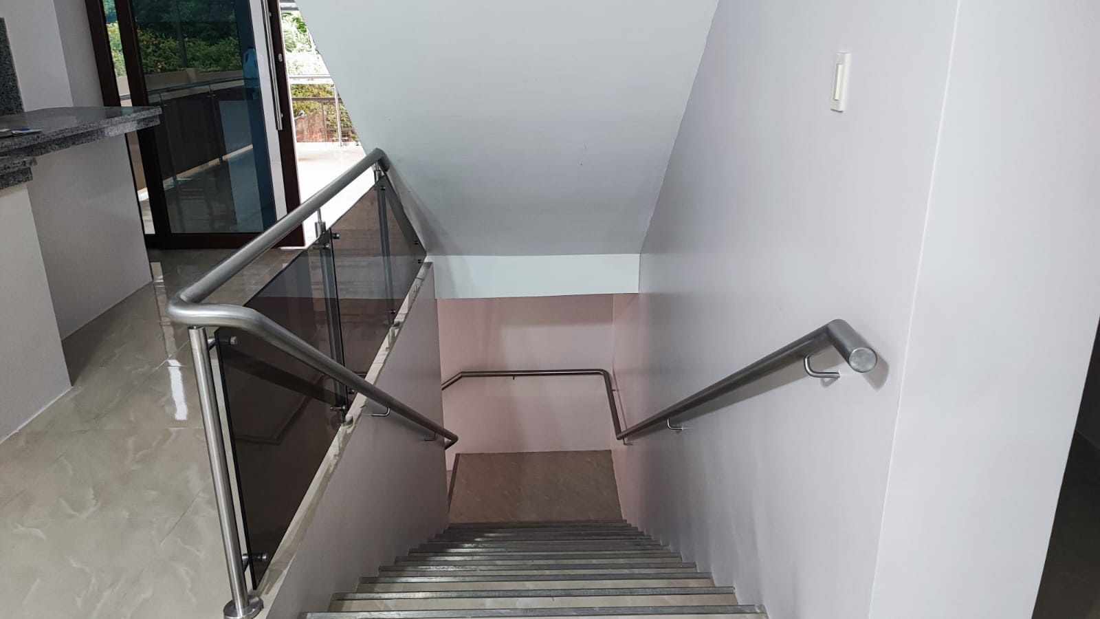 Trabajo en acero inoxidable - Mobiliario comercial