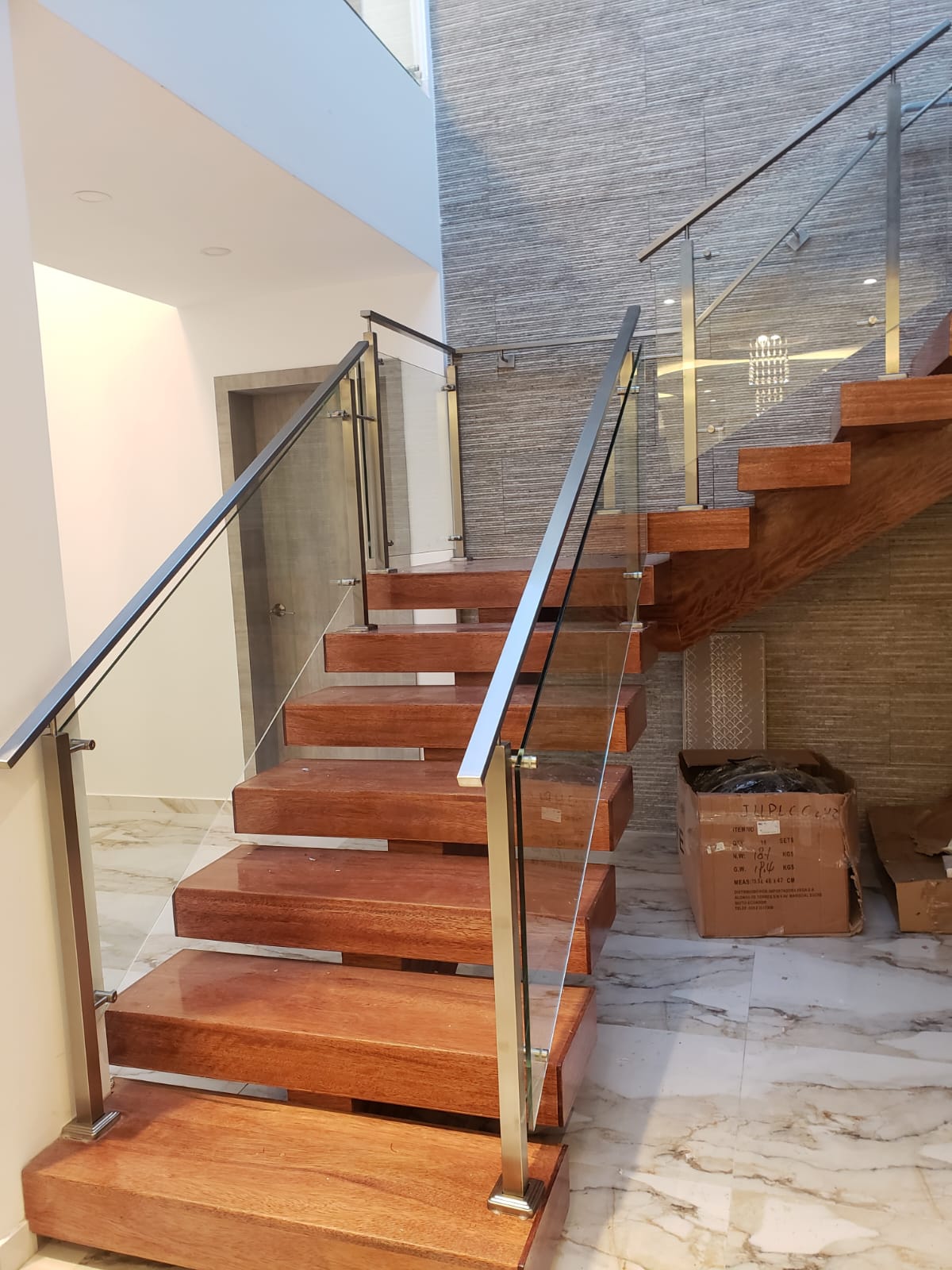 Pasamanos con diseño arquitectónico moderno